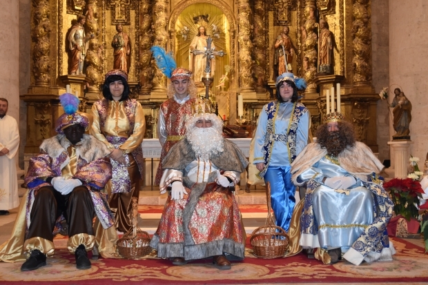 Visita de SS. MM. los Reyes Magos a la Parroquia de El Salvador