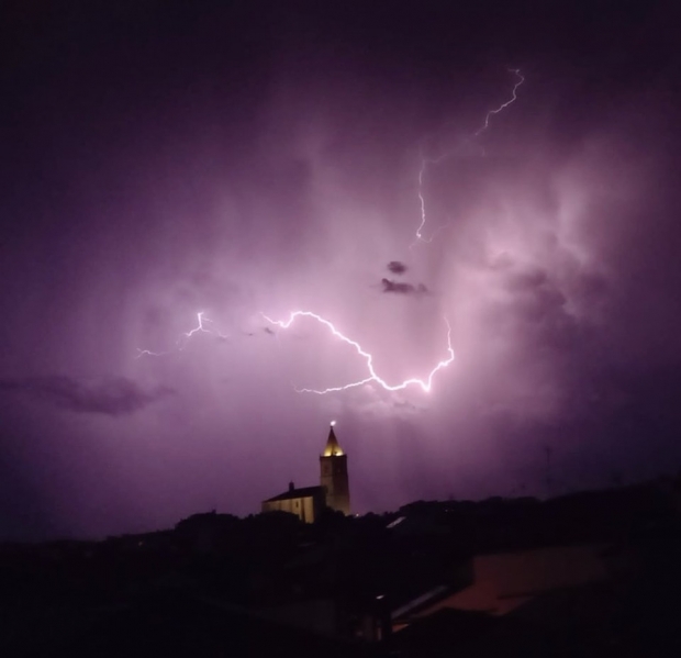 Un rayo cae en la torre de El Salvador