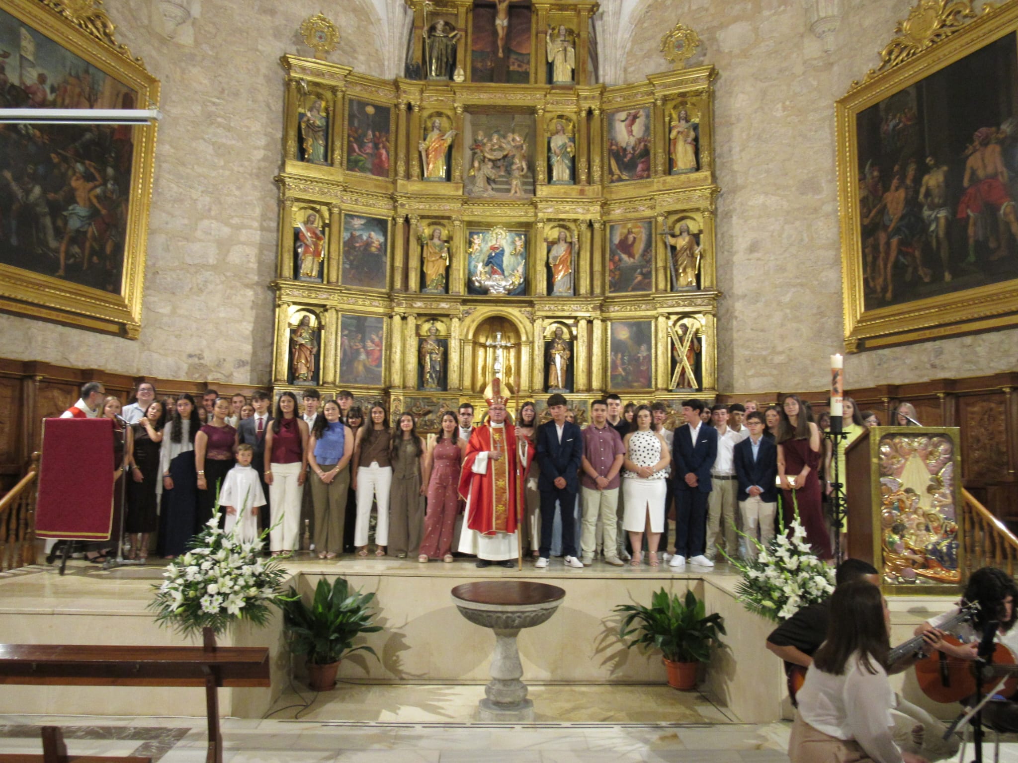 Un grupo de j�venes de la parroquia recibe el Sacramento de la Confirmaci�n