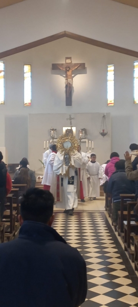 ✨ Procesin de Corpus Christi ✨ Con inmensa alegra vivimos la Procesin Eucarstica en el da de Corpus Christi, junto a nuestro querido sacerdote y toda la comunidad de fieles de la parroquia.  Jess Sacramentado sali a nuestro encuentro,