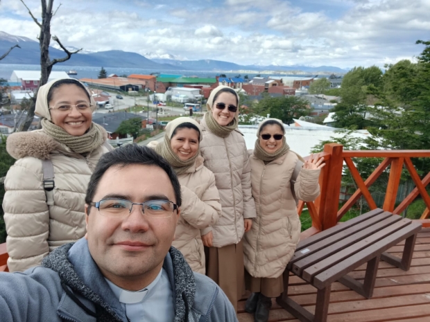 HERMANAS RELIGIOSAS DEL INSTITUTO DE LAS HERMANAS MISIONERAS SIERVAS DEL DIVINO ESP�RITU LLEVAN CONSUELO Y FE A PUERTO WILLIAMS