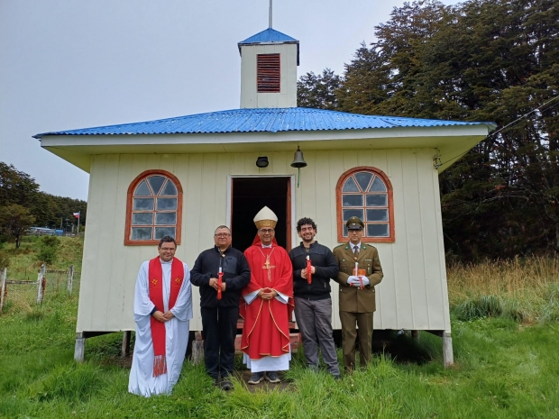COMUNIDAD DE SAN PEDRO PESCADOR EN PUERTO TORO CELEBRA CON EMOCI�N HIST�RICA LA CONFIRMACI�N DE TRES HERMANOS EN LA FE