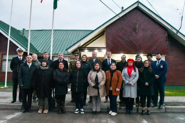RECONOCIMIENTO AL P�RROCO EN PUERTO WILLIAMS