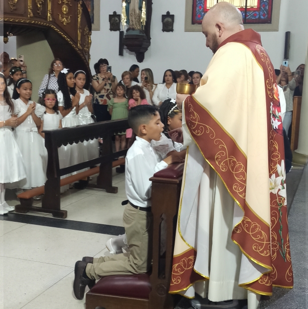35 ni�os recibieron por primera vez el Sacramento de la Comuni�n