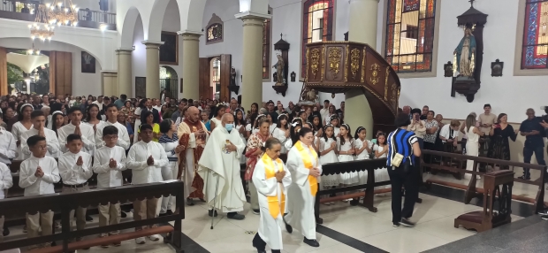 35 ni�os recibieron por primera vez el Sacramento de la Comuni�n