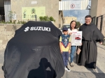Entrega del premio del sorteo para el mantenimiento de la iglesia