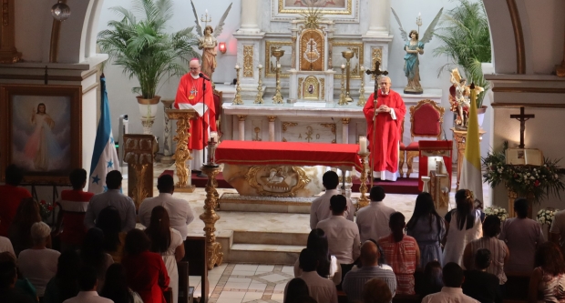 Celebramos la Primera Comuni�n y Confirmaci�n de Adultos 