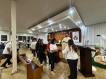 Entrega de obsequios a los graduandos. 