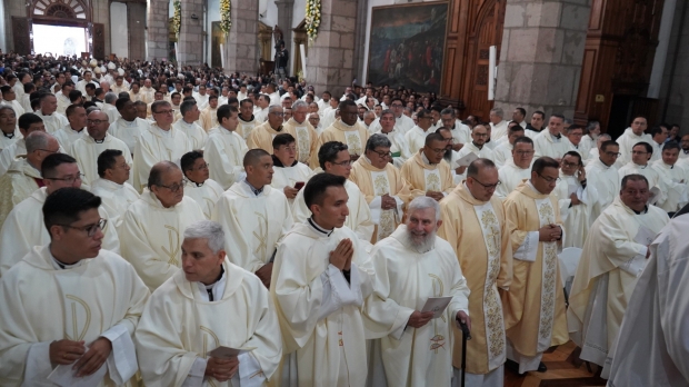 Misa Crismal de Jueves Santo 2026 y Bodas de Plata Padre Rub�n Parra 