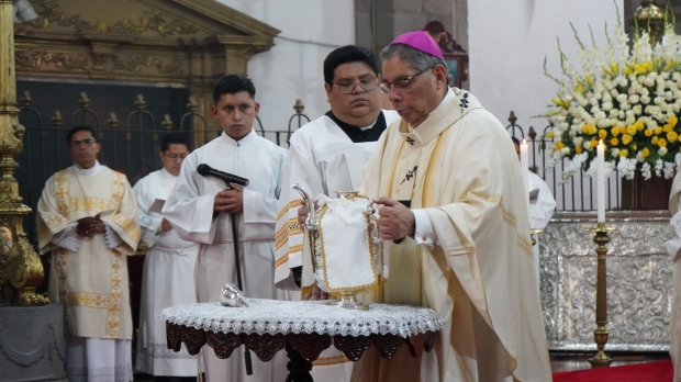 Misa Crismal de Jueves Santo 2026 y Bodas de Plata Padre Rub�n Parra 