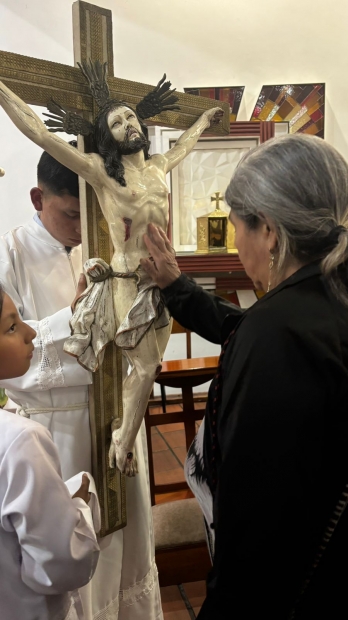 Adoraci�n de la Cruz