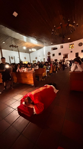 Adoraci�n de la Cruz