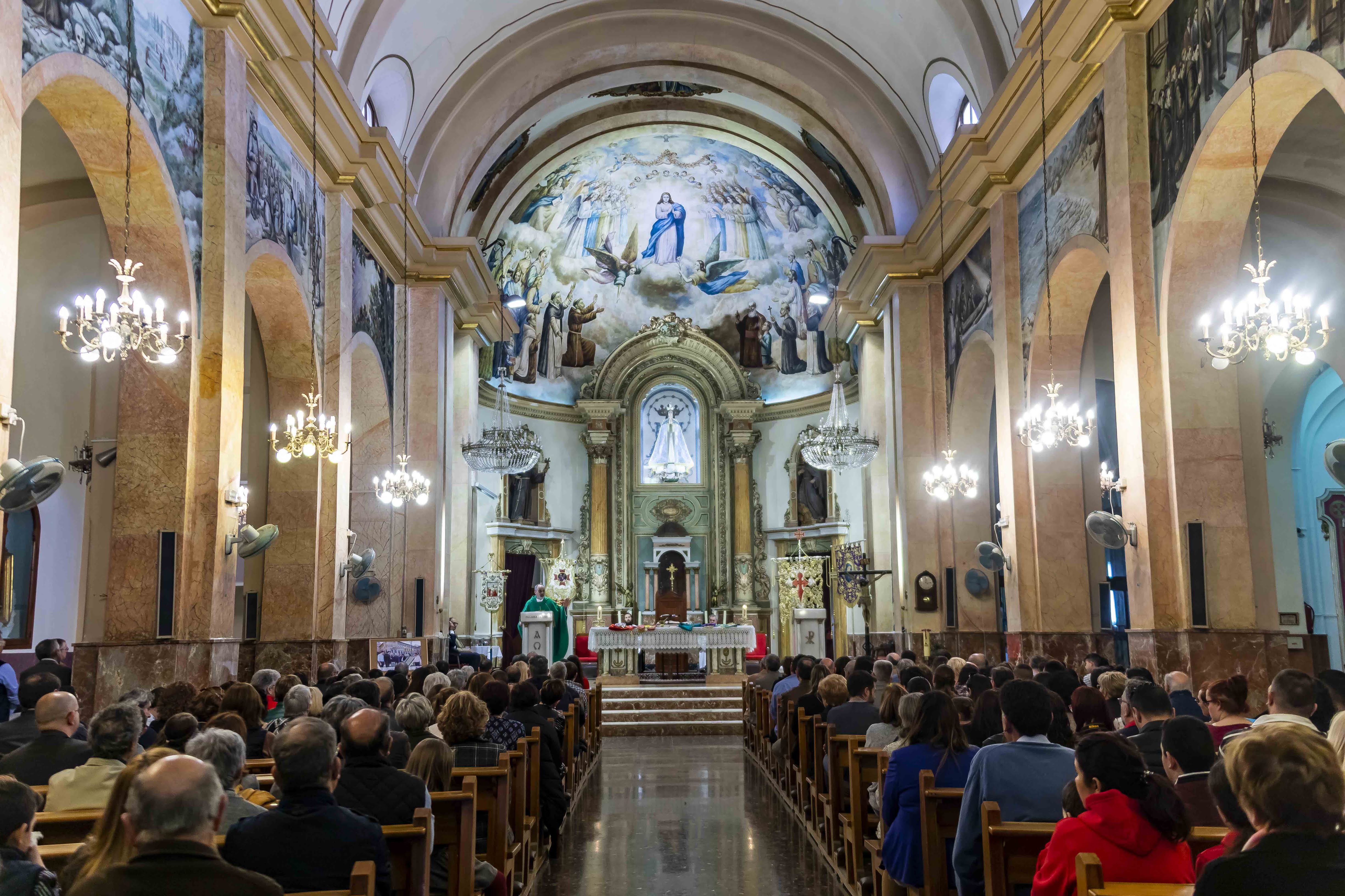 Imposicin de medallas a los nuevos hermanos