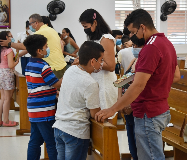 Entrega de la Santa Biblia a los nios, nias y adolescentes que comienzan su preparacin de catequesis