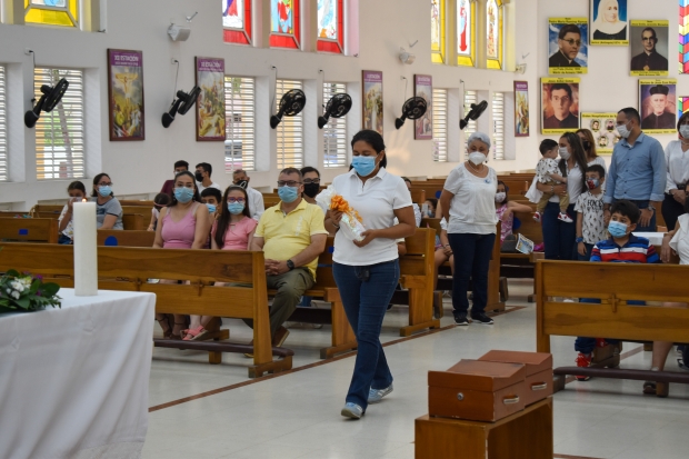 Entrega de la Santa Biblia a los nios, nias y adolescentes que comienzan su preparacin de catequesis