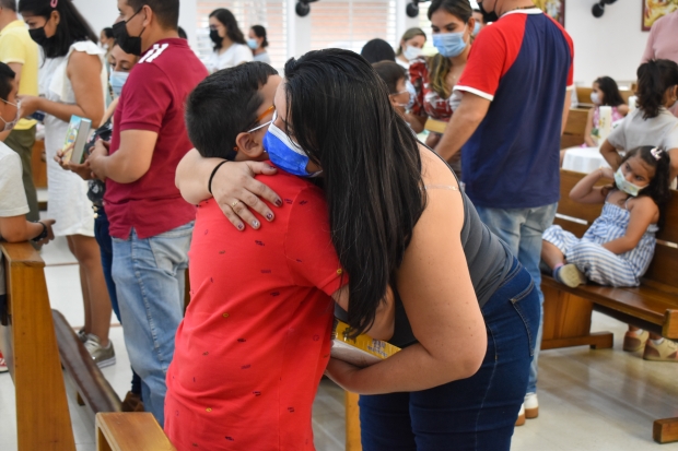 Entrega de la Santa Biblia a los nios, nias y adolescentes que comienzan su preparacin de catequesis