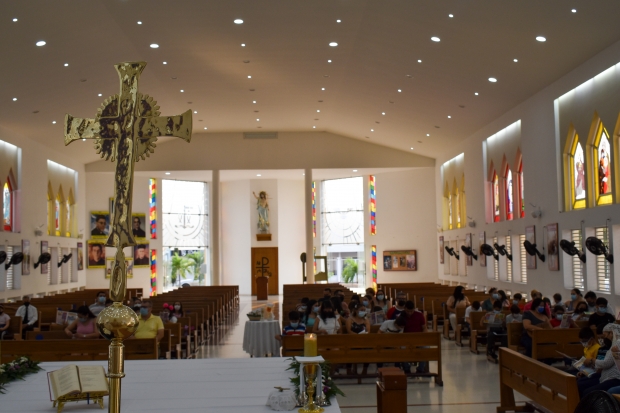 Entrega de la Santa Biblia a los nios, nias y adolescentes que comienzan su preparacin de catequesis