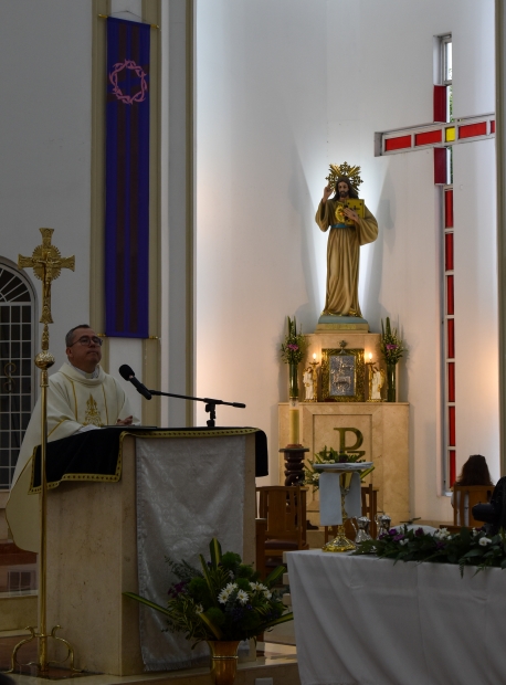 Entrega de la Santa Biblia a los nios, nias y adolescentes que comienzan su preparacin de catequesis