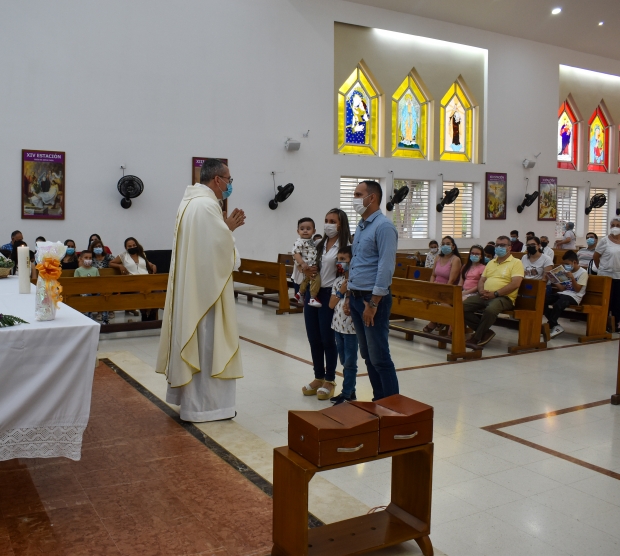 Entrega de la Santa Biblia a los nios, nias y adolescentes que comienzan su preparacin de catequesis