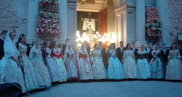 OFRENDA DE FLORES Y ALIMENTOS