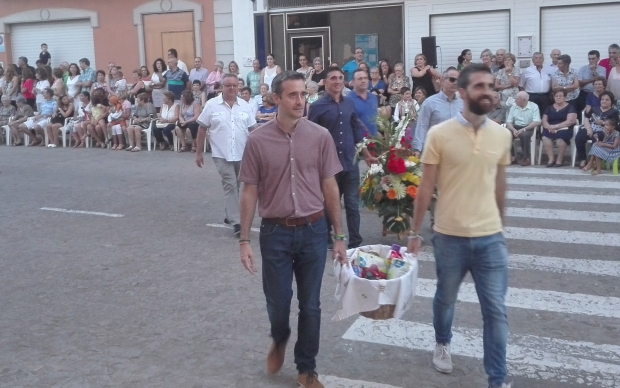 OFRENDA DE FLORES Y ALIMENTOS