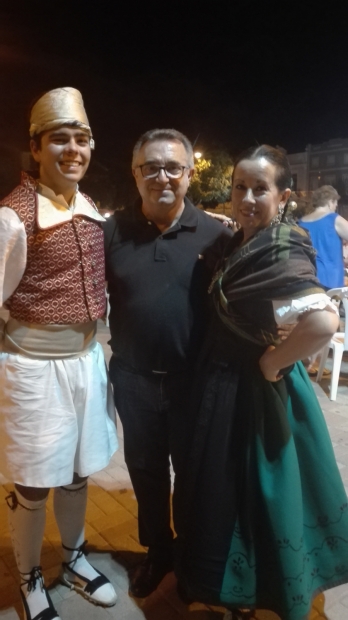 CENA SOLIDARIA Y CANTO DE ALBAES