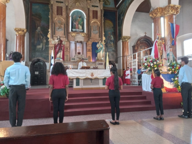 Celebrando el Apostolado de los Monaguillos y los J�venes Equites en la Parroquia de Santa Ana