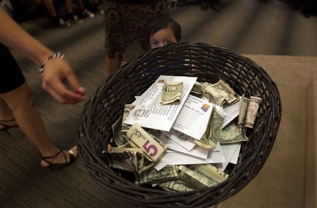 El uso del dinero en la iglesia est especficamente destinado segn el cdigo de derecho cannico y segn la biblia.