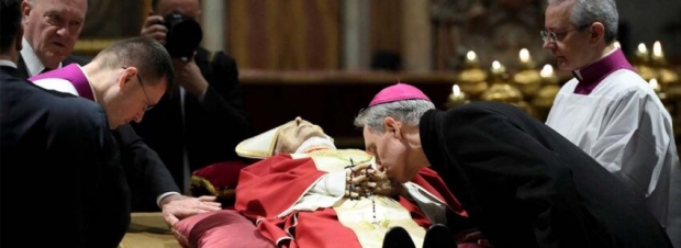 Santa Misa de Difuntos por su Santidad Benedicto XVI