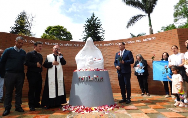 Dos memoriales de los nios no nacidos fueron bendecidos en Colombia