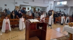 Renovant les promeses del bateig amb els ciris encesos davant del Ciri Pasqual