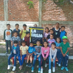 Los niños celebran el mes de la Biblia