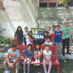 Los niños celebran el mes de la Biblia