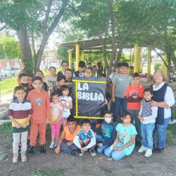Los niños celebran el mes de la Biblia