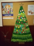 Árbol de Navidad decorado por nuestros niños y jóvenes